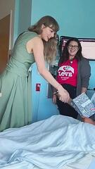 Popstar im Krankenhaus: Taylor Swift überrascht kleine Patienten in Florida